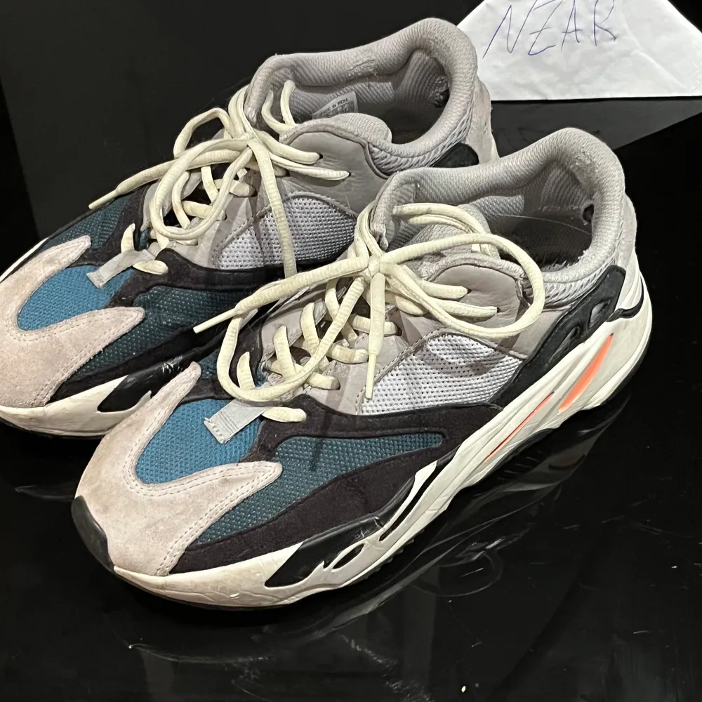 OG 700 Yeezy Waverunners sneakers, Använda, har lite skav i hälen som inte känns av, Skorna är i skapligt skick men tydligt använda därav lågt pris.. Skor.