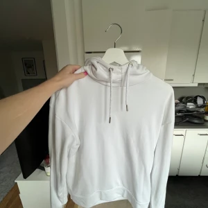 Vit hoodie - Vit hoodie från soc. Superbra skick! 