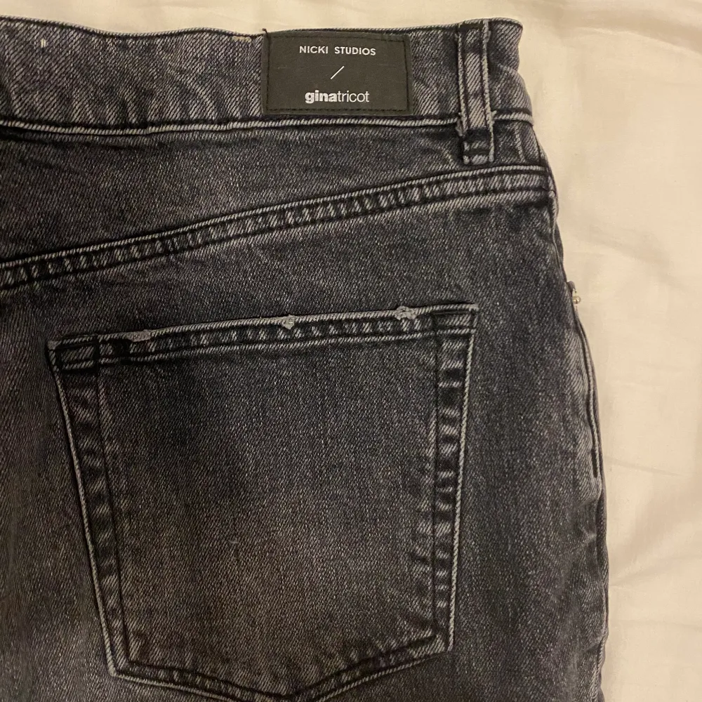 Jeans i bra skick från nickistudios x Ginatricot, säljer pga för stora! . Jeans & Byxor.