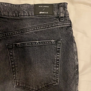 Jeans stl 38 - Jeans i bra skick från nickistudios x Ginatricot, säljer pga för stora! 