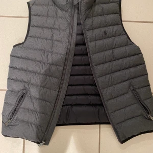 Ralph lauren väst - Säljer min polo dunväst storlek L för barn men passar som en S. Ställ frågor. Bra skick!
