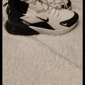 Äkta Nike Air Max 270! - Använda två gånger köpt förra veckan och inte riktigt min stil.   Snabb affär blir billigare!