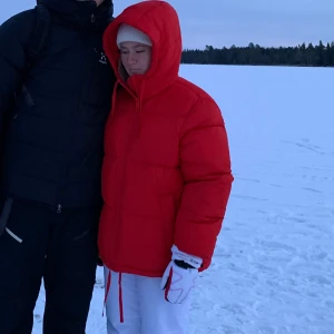 Röd dunjacka - röd dunjacka från hm 