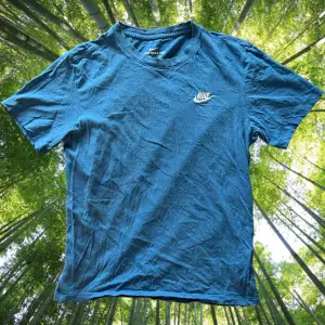 Vintage Nike T-shirt i ljus blå färg. Storlek S.