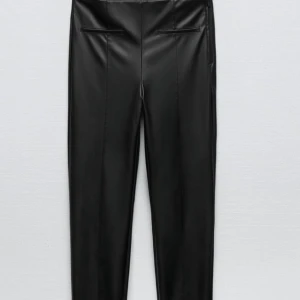 Fuskläder byxor - Byxor från zara i fuskläder. Helt nya.