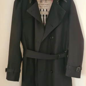 Stylish mens burberry coat - Factory new condition. Was a gift that did not fit me, hence it has been shortly worn once and has been hanging in the closet in its coat protector ever since. Original price: 21,900 SEK
