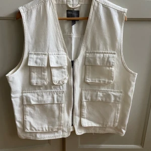 Cargoväst  - En cargoväst som behöver nytt hem. Köpt i storlek L men passar även mig som vanligtvis har S-M.