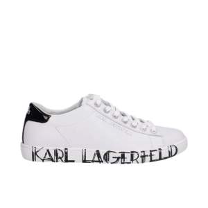 Ett par vita sneakers från Karl Lagerfeld i strl 38, men passar mig som brukar ha strl 37,5! Använda ca 2-3 gåner och har inga jättesynliga defekter. Dock lite smuts på ena snöret men det går att tvätta:) köpte för 1300kr 