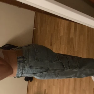 Jeans - Ljusblåa baggiga jeans från Gina Tricot. Säljer eftersom att det är för långa på mig.