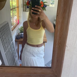 Vit långkjol - Vit långkjol i storlek s-m. Bara använd 1 gång så i jätte fint skick😝