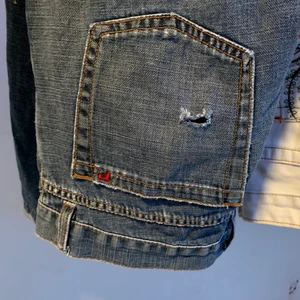Replay jeans - Straight/baggy jeans från replay, stl M. Passar någon som är runt 167-180.  Midjemått tvärsöver är ca 42cm och innerbenslängd 82cm. Hör av er vid intresse eller frågor. Använd inte köp nu funktionen💗