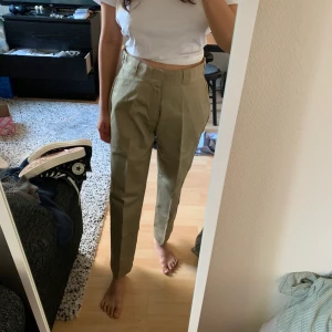 Dickies byxor st 28 - Superhärliga och I guess trendiga byxor från märket dickies! Endast provade 2 ggr, lapparna finns kvar! Skulle skicka tillbaka men glömde :)  FRAKTAR INTE  Kan mötas upp i Lund :)  300kr vid snabb affär!!