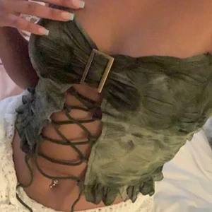 Korsett topp  - (Lånade bilder) Högsta bud:200kr! Köp direkt för300! Jättefin korsettliknande topp som tyvärr var för liten för mig! Storlek Small men skulle säga att den passar mer Xs då den är väldigt liten i bysten! Kan möjligtvis passa en Small med små byst.