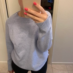 Blå stickad tröja från Vero Moda - En super fin blå stickad tröja från Vero Moda i super fint skick! Tröjan säljs då den inte kommer till användning längre. ❤️ hör av er vid fler frågor ❤️