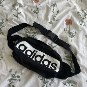 Adidas magväska i nytt skick, knappt använd