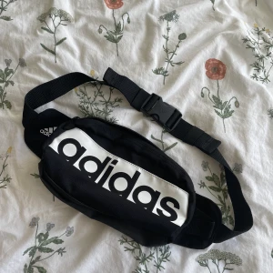 Adidas magväska - Adidas magväska i nytt skick, knappt använd