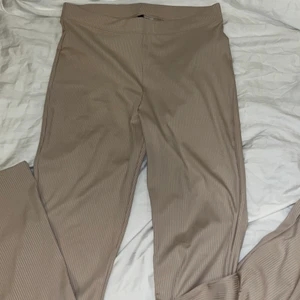 Hm ribbade flare byxor   - Jätte fina ribbade flare byxor från hm, säljer pgv att de är för långa på mig!! Köparen sköter frakten 🫶🏼 ( den är beige )