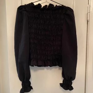 Svart blus  - Svart blus, väl använd men fint skick. 