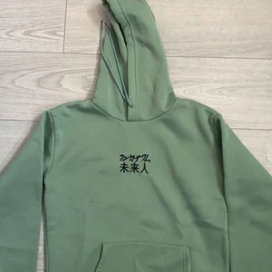 grön hoodie - fin grön hoodie. ganska tunn material. köparen står för frakten!!