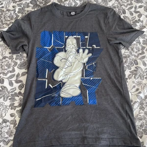 Simsons tröja - Simsons Tröja! Är i nyttskick och är i storlek s men är oversized!