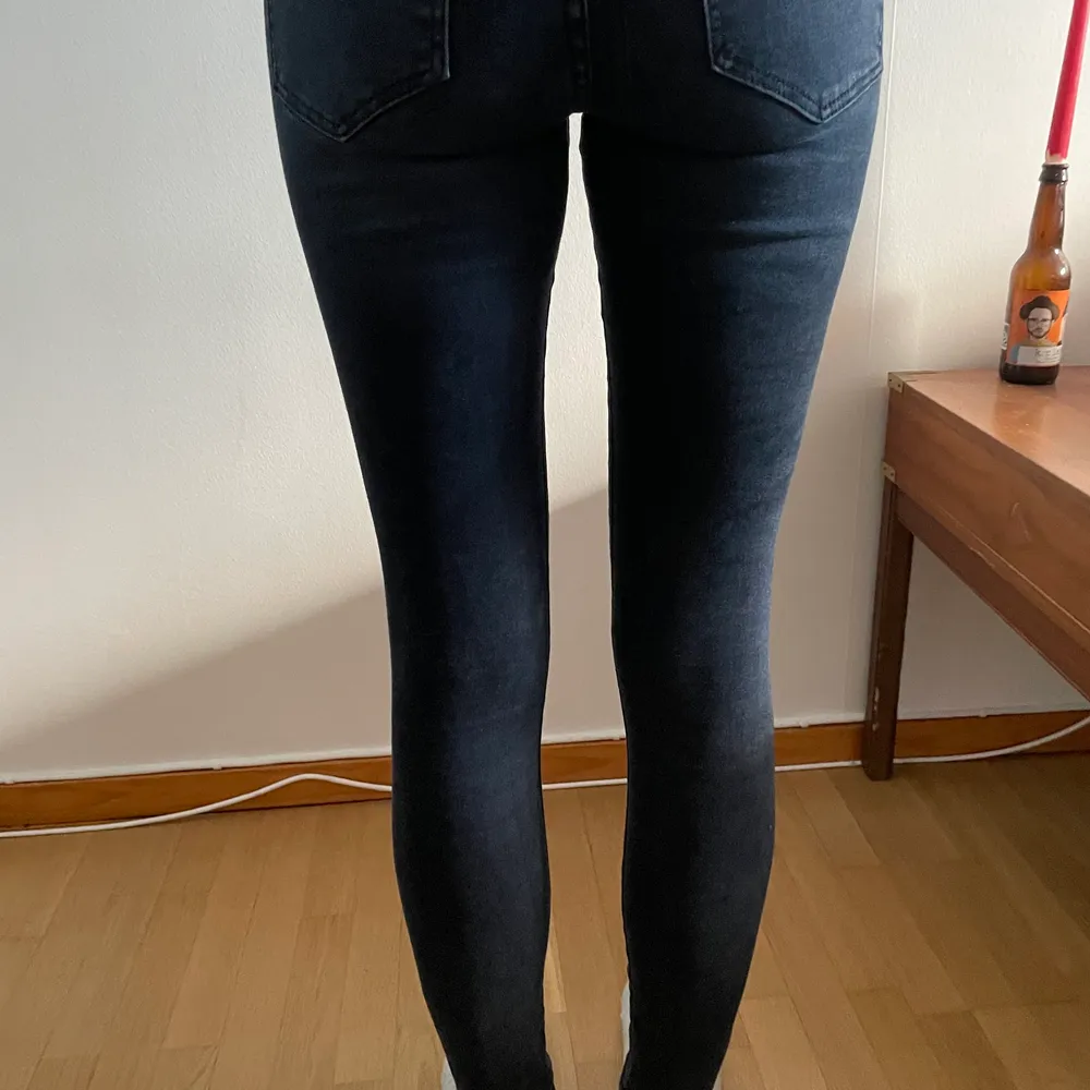 Mörklblå tighta byxor från dr demin  i storlek M. Köparen står för fraktkostnad.. Jeans & Byxor.