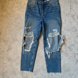 Skit snygga ripped jeans från HM. Köpta för något år sedan och använda ett par gånger. Säljer då de inte riktigt är min stil längre<3 Kan mötas upp eller skicka 