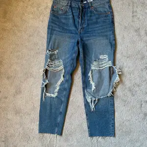 Skit snygga ripped jeans från HM. Köpta för något år sedan och använda ett par gånger. Säljer då de inte riktigt är min stil längre<3 Kan mötas upp eller skicka 