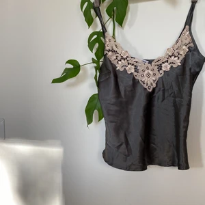 Topp - En så söt topp med dekoration runt halsen 💞 grå /grön 😍 Använt väldigt få gånger , öppen i ryggen  💓 