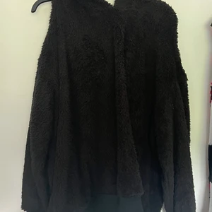 Hoodie med kaninöron - Köpt på shein, den har håll på axlarna (ska vara så) och kanin öron ganska mjuk och använd 1-3 gånger, 2XL men passar som en vanlig XL 