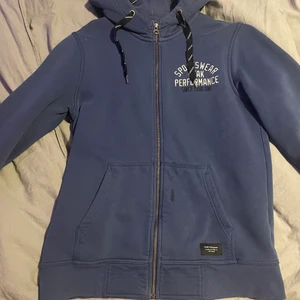 Peak performance - Har en fläck som inte går bort tyvärr… därför billigt pris