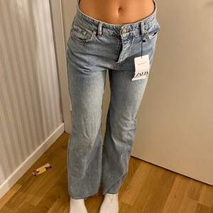 Säljer nu mina oanvända zara jeans. De sitter typ low/mid waist på mig och är raka längst benen. Stl är 34 och jag är runt 165. Flera intresserade budgivningen och köparen står för frakt. Kontakta mig vid frågor💕
