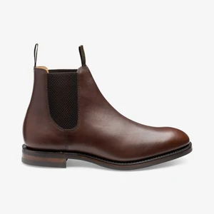 Mörkbruna Loake Chelsea boots - Fina högkvalitativa Chelsea boots från märket Loake. Modellen heter 1880 Classic Chatsworth Chelsea Boot och är helt kalvskinnsfodrad. Randsydd konstruktion. Tillverkad i England. Innersula i läder. Yttersula är Goodyear Welted