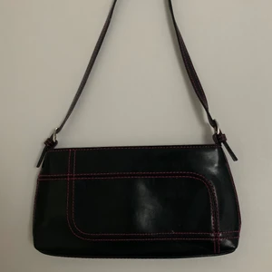 Vintage y2k miniväska 💿 - Y2k miniväska i använt men ändå fint skick. Den har några repor på baksidan, se bild 2 ❤️