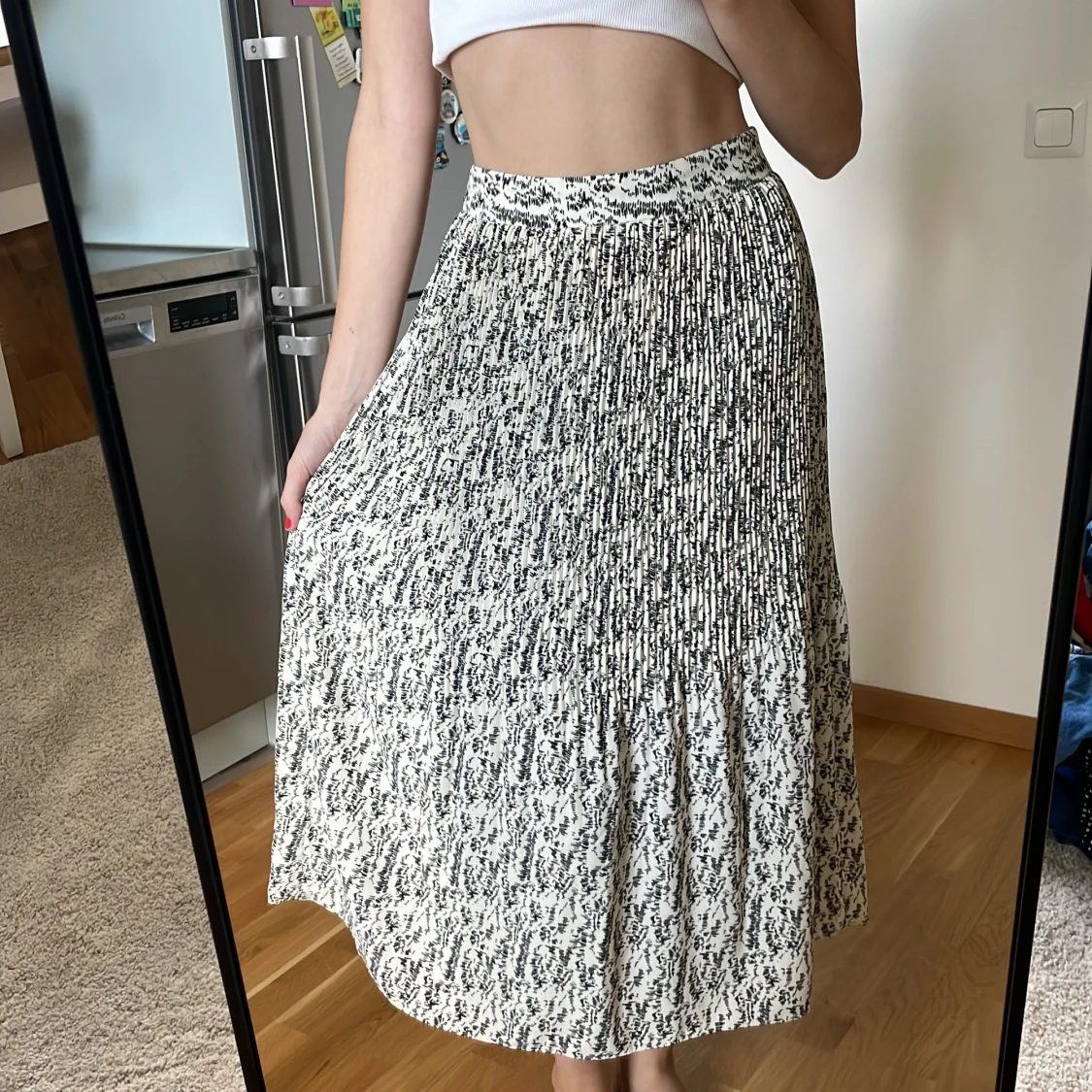Elegant midi skirt