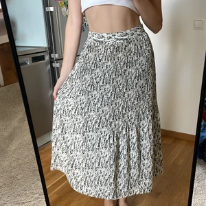 Elegant midi skirt - This skirt is a perfect fit for elegant and casual time out as well