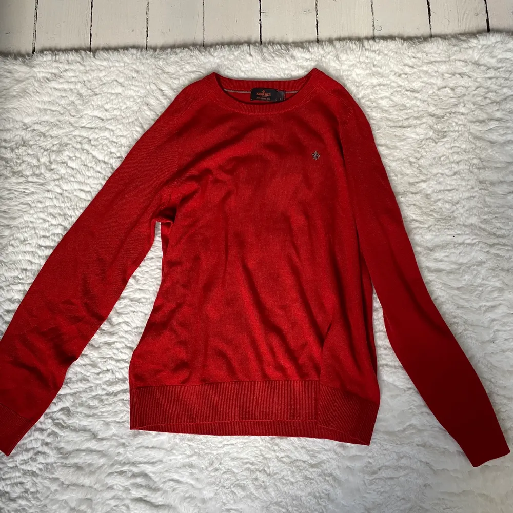 Helt ny röd Morris tröja i storlek S, taggar och extra tråd är kvar. Aldrig använd därav inga slitningar. Nypris ligger på 700-800kr. Tröjor & Koftor.