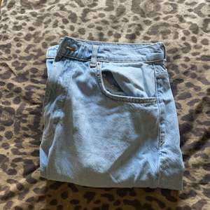 Jeans från Gina i modellen 90s high waist, storlek 44. Tar endast swish ;)