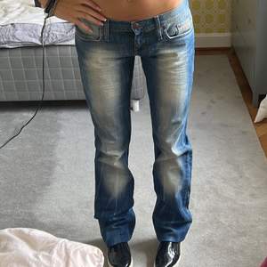 Lågmidjade jeans, köpte på sellpy, raka och assnygga, lite stora på mig som e en 26 ungefär. Väldigt långa men går att vika in som jag gjort ❤️