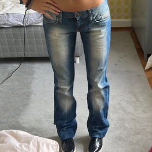 Lågmidjade jeans - Lågmidjade jeans, köpte på sellpy, raka och assnygga, lite stora på mig som e en 26 ungefär. Väldigt långa men går att vika in som jag gjort ❤️