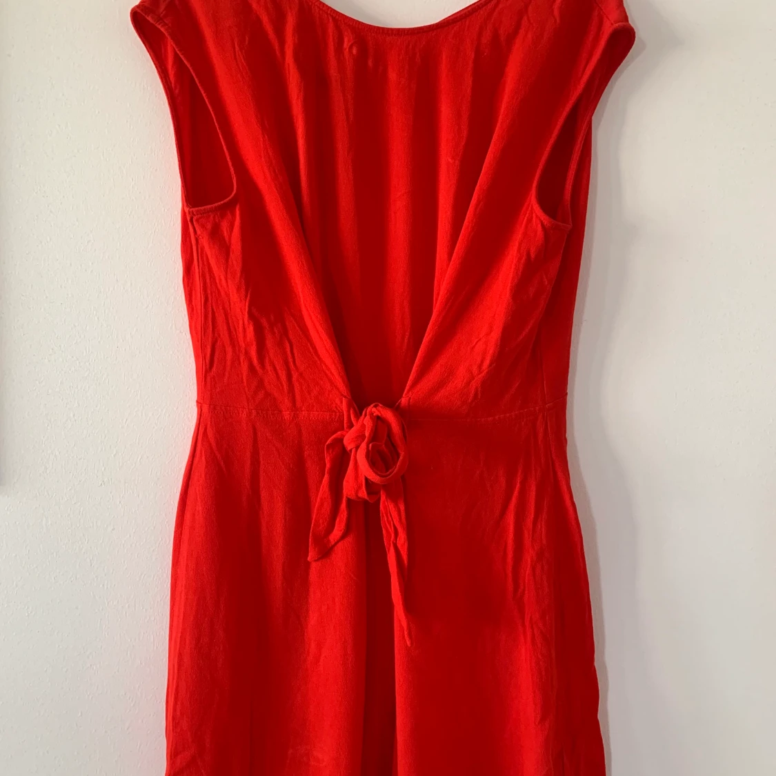 Byxdress med öppen rygg 