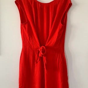 Byxdress med öppen rygg  - Fin byxdress med öppen rygg ifrån Zara. Knyte i midjan. 