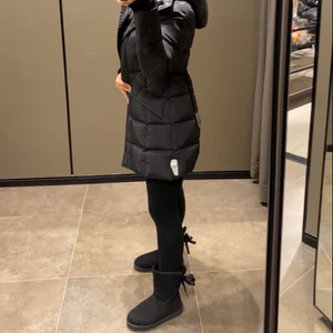 Hugo boss jacka Dam  - Hej hej, intressekontroll på min Hugo boss jacka köpt ifrån Room 1006 på emporia. Precis som ny, endast använd 1 månad under vintern, kvitto, taggar, påse allt finns. Köptes för 4.899kr. Medföljer ett bälte som man kan ta av och på. Figur sydd, super varm och så fin! 