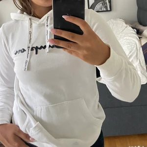 Champion  - Vit champion tröja i storlek S med luva! Köpt på stadium, använd fåtal gånger.💘💘
