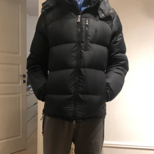 Ralph Lauren dunjacka  - Storlek L Varm bekväm jacka med luva.  Jag är 185 men jackan passar någon som är lite kortare och längre  