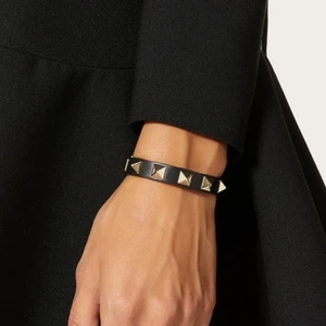 Rockstud braclet - Säljer nu mitt Rockstud braclet från Valentino, fortfarande i super fint skick. Köpt för ca 1 års sedan. Förpackning, tote bag och nitar tillkommer. Kontakta för frågor🖤 Nypris: 3 085
