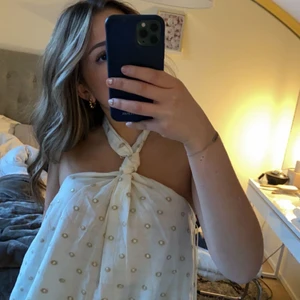 Zara topp - Säljer denna zara toppen då den endast är använd 1 gång och inte kommer till användning längre💘💘💘 pris kan disktuteras