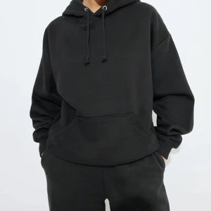 Svart hoddie från bikbok  - Svart hoddie från bikbok storlek xs. Säljer den för 100kr(vid snabb affär går priset att diskuteras)🤍💞🥰