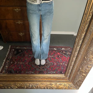 Jeans  - Säljer mina ljusblåa jeans med en liten slits längst ner från Pull&Bear. Storlek 36 och nypris 399kr, säljer för 150kr❤️ Hör av er i DM vid intresse❤️