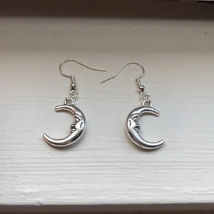 Mån örhängen  - TRYCK INTE PÅ KÖP NU KNAPPEN!! Nickelfria mån örhängen :) frakt 15kr