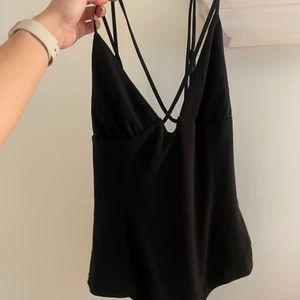 Body från ZARA - Köpte denna bodyn från ZARA för 270 kronor och sen dess inte använt den då den har prislappen också kvar. Storlek S. Meddela mig för flera bilder 💓